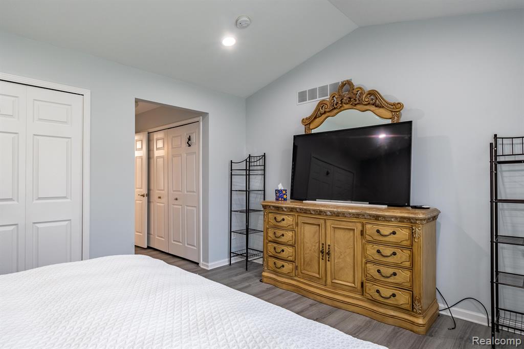 868 WOODHAVEN Drive, Commerce Twp, MI 48390 — Photo 24