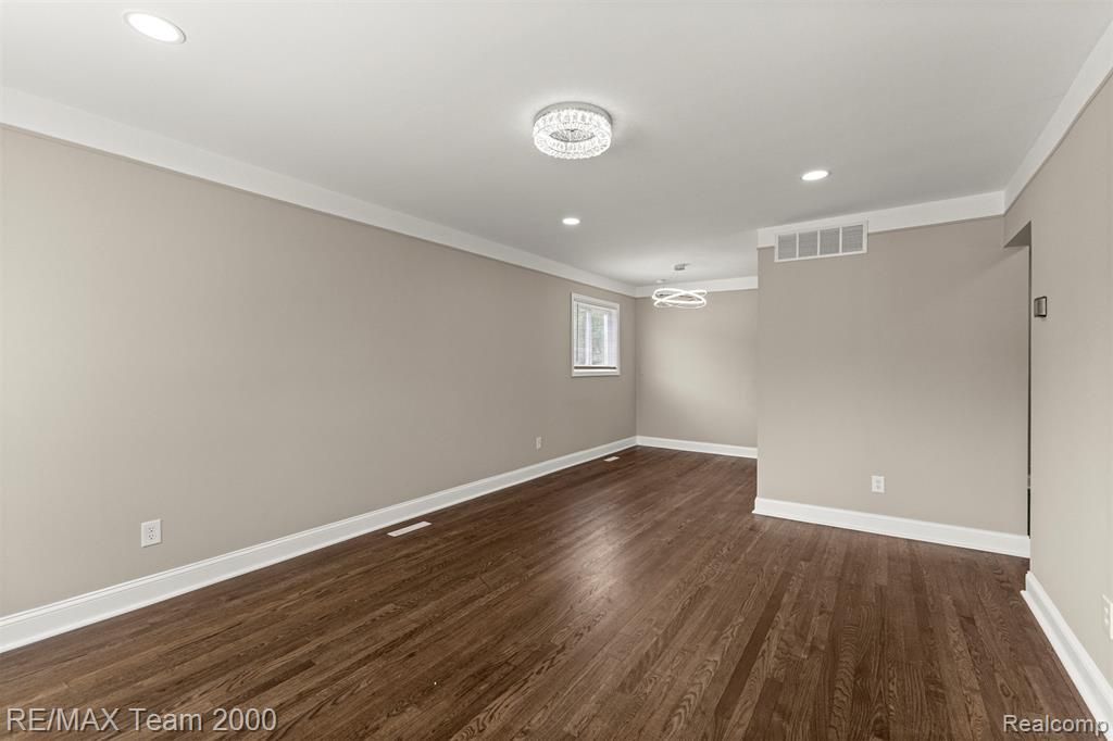 4652 Raymond Avenue, Dearborn Heights, MI 48125 — Photo 8