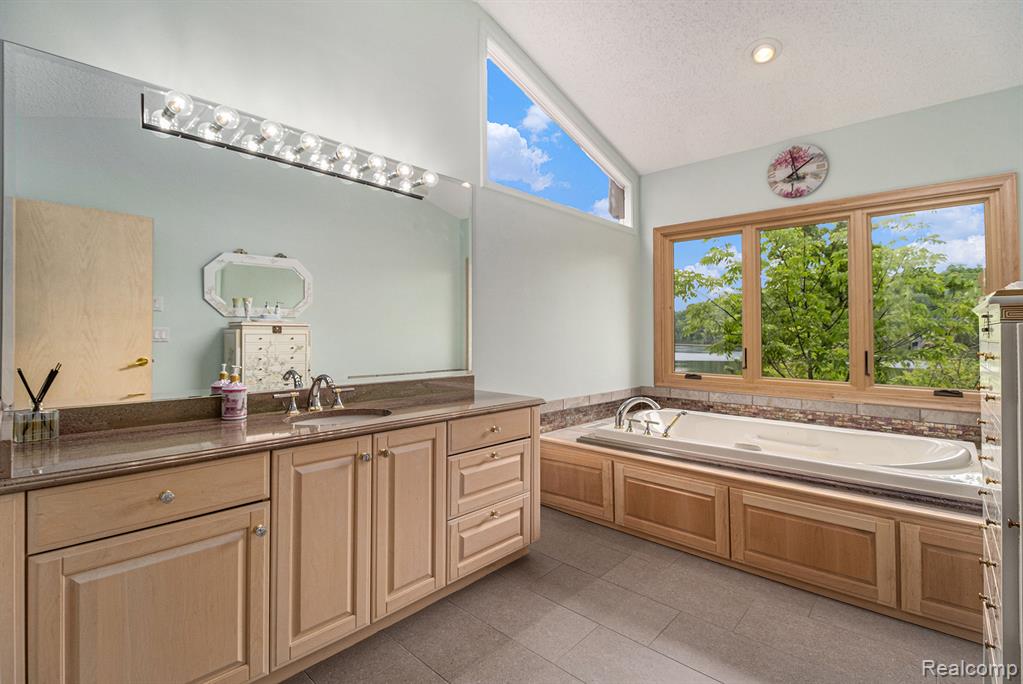 4825 Mirror Lake Drive, West Bloomfield, MI 48323 — Photo 19
