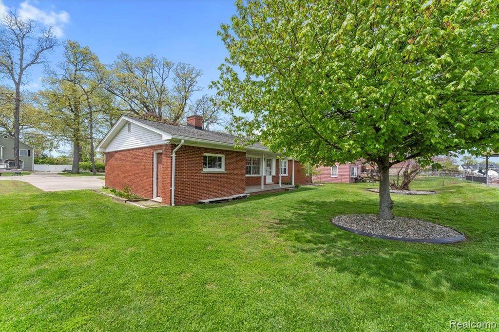 30617 YOUNG Drive, Gibraltar, MI — Photo 24