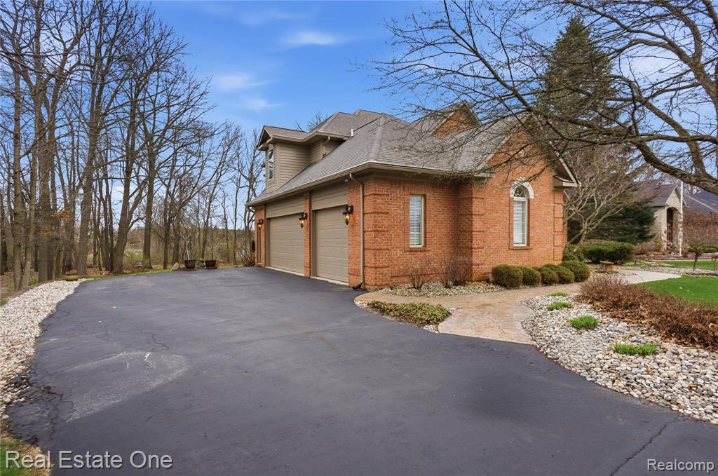 10152 Rosemarie Run, Brighton, MI 48114 — Photo 52