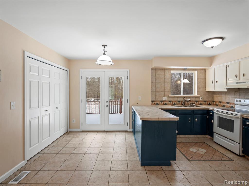 6652 DOYON Drive N, Waterford, MI 48327 — Photo 11