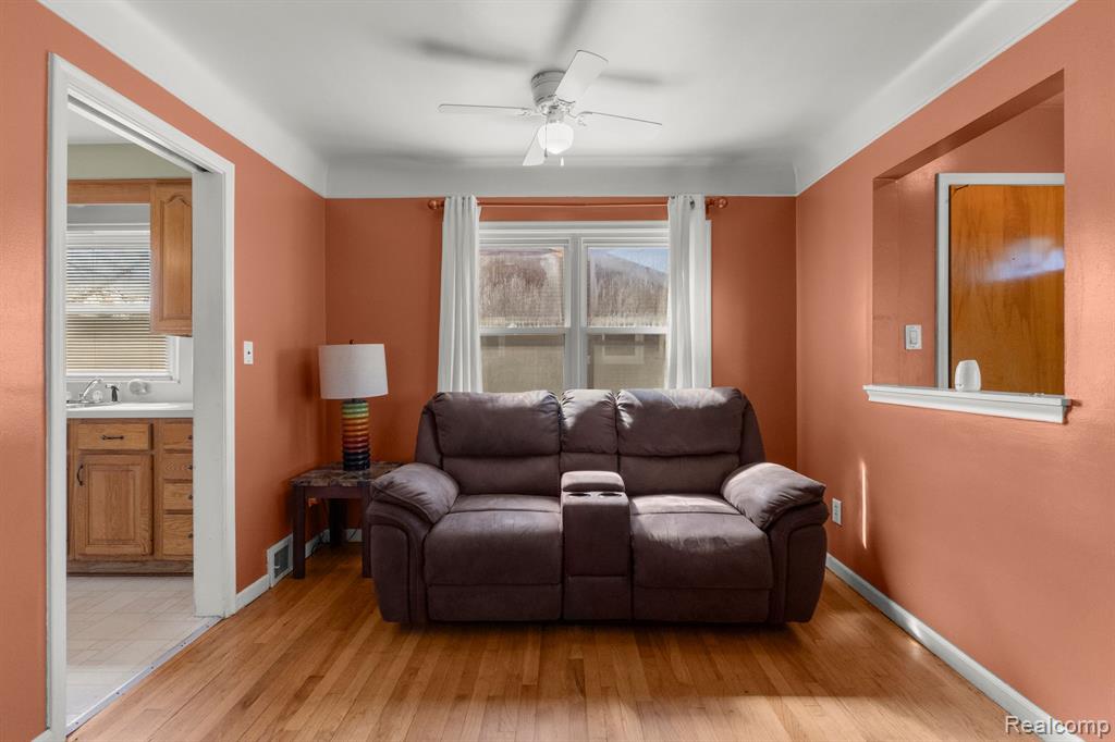 8246 LOCHDALE Street, Dearborn Heights, MI 48127 — Photo 8