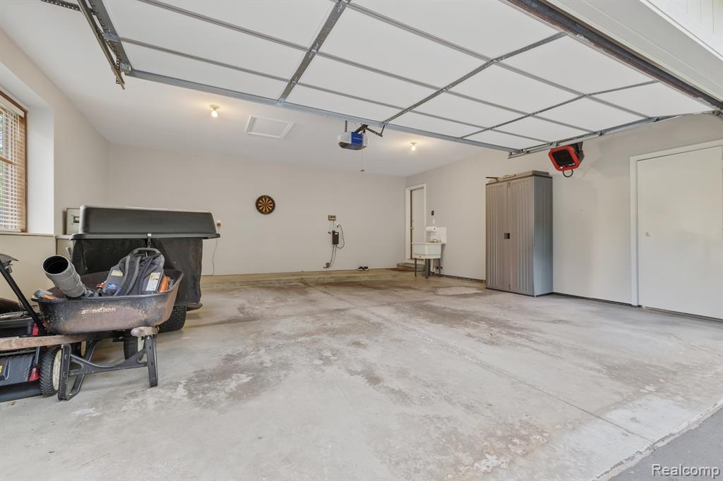 2484 PINE HOLLOW Trail, Brighton, MI 48114 — Photo 45
