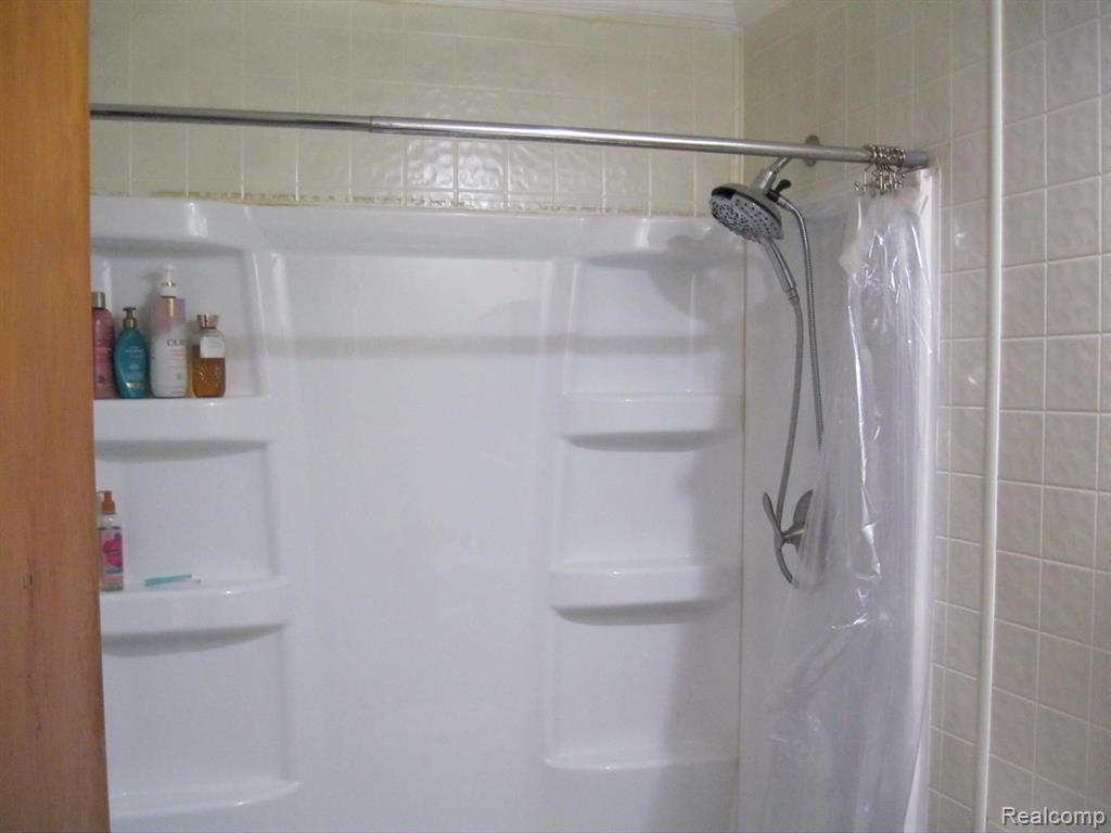 4500 Pommore, Milford, MI 48380 — Photo 18
