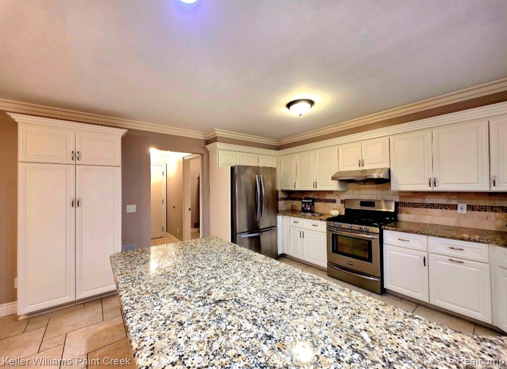 52921 Sawmill Creek Drive, Macomb, MI 48042 — Photo 9
