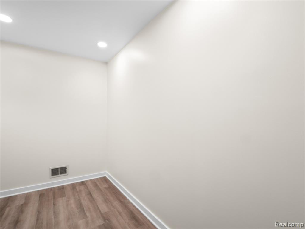 7113 Elmhurst, West Bloomfield, MI — Photo 32