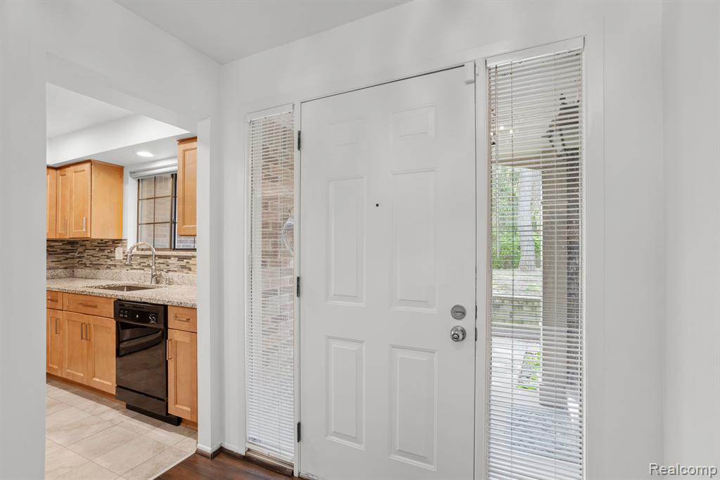 37161 DEER RUN Drive, Farmington Hills, MI 48331 — Photo 4