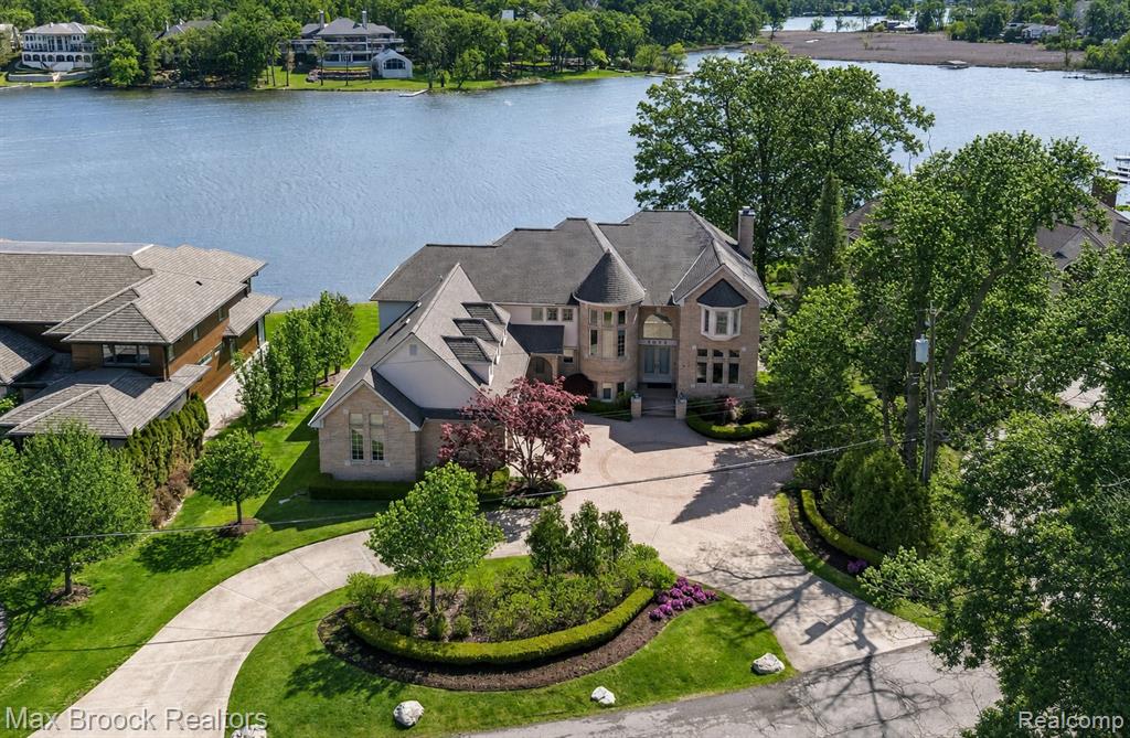 1832 Long Lake Shore Drive, Bloomfield Hills, MI 48302