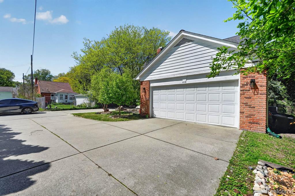 1112 Vernier Road, Grosse Pointe Woods, MI 48236 — Photo 39