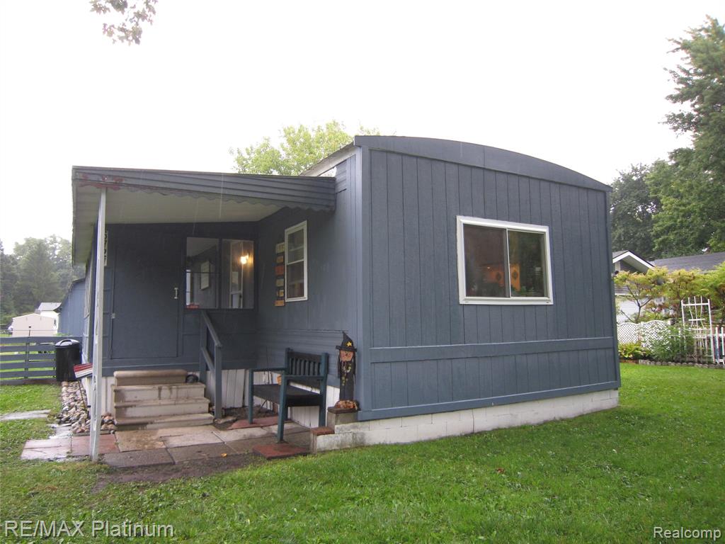 5727 Maunee Drive, Howell, MI 48843