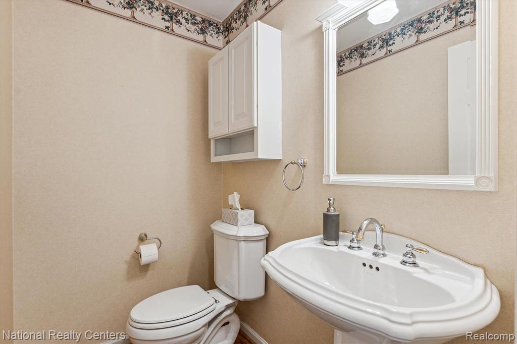 42372 COTSWOLD Court, Northville, MI 48168 — Photo 31