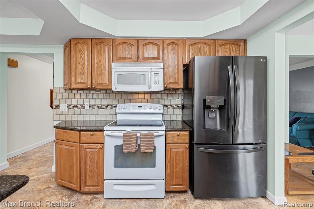 6335 Thorneycroft Drive, Shelby Twp, MI 48316 — Photo 13