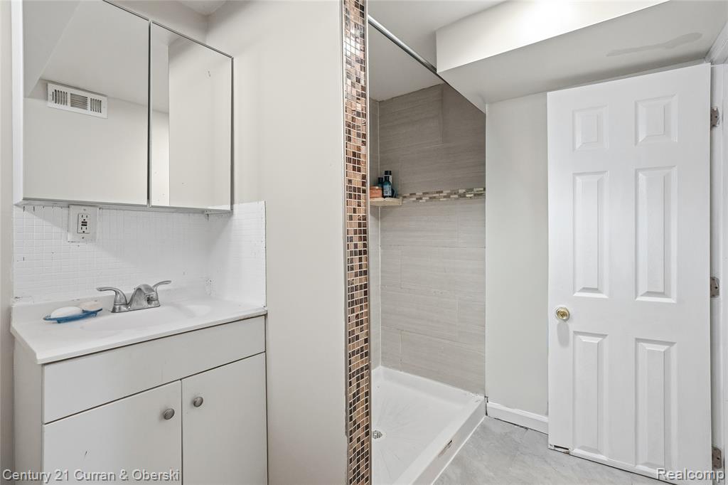 8227 Riverview Street, Dearborn Heights, MI 48127 — Photo 12