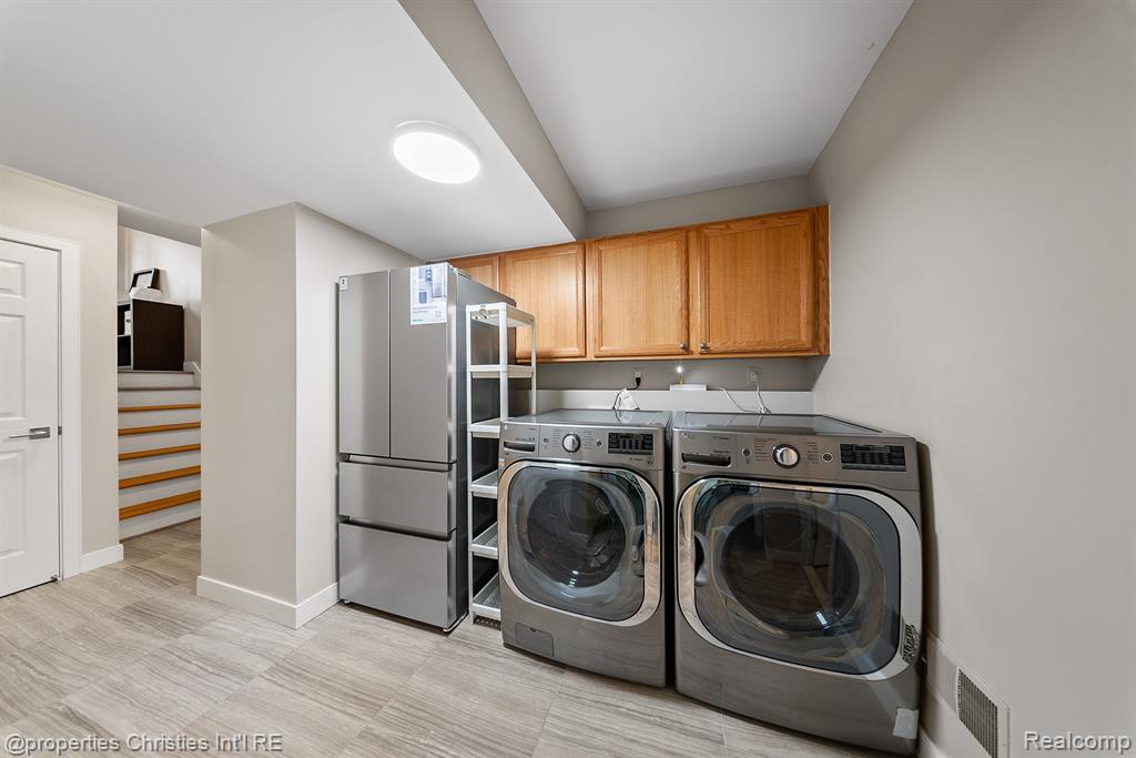963 SANDALWOOD Drive, Troy, MI 48085 — Photo 27
