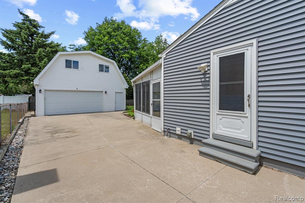 43057 Bond Court, Sterling Heights, MI 48313 — Photo 9