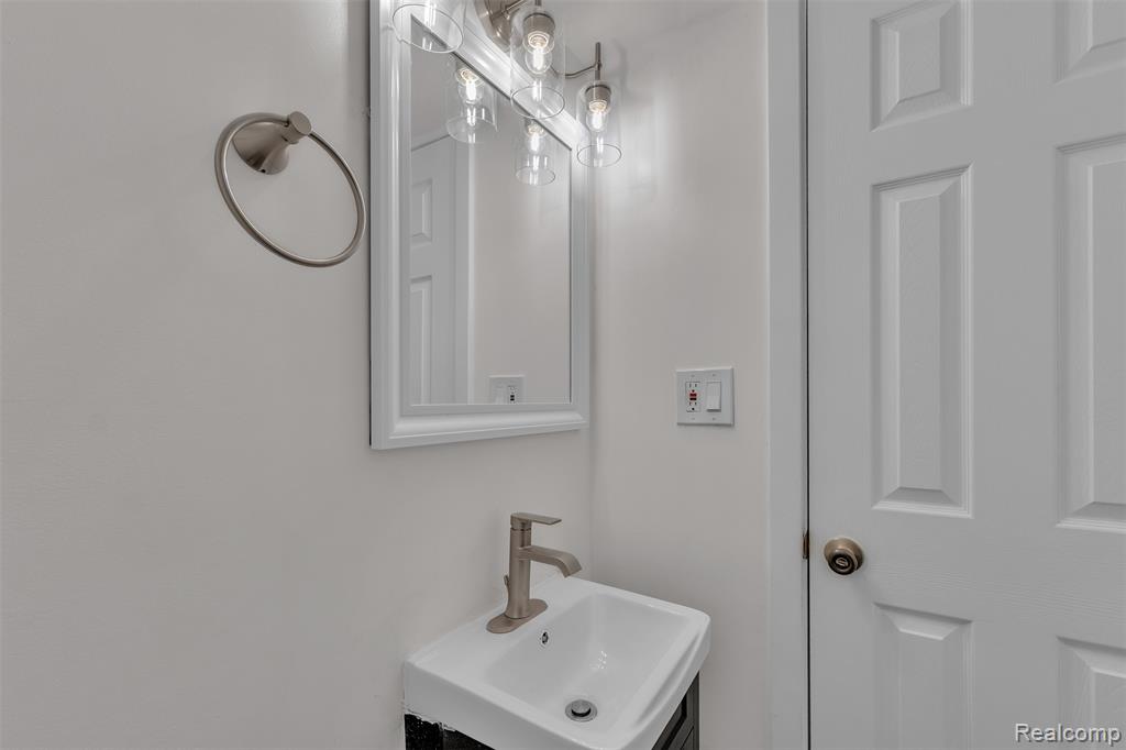 765 Vernier Road, Grosse Pointe Woods, MI 48236 — Photo 35