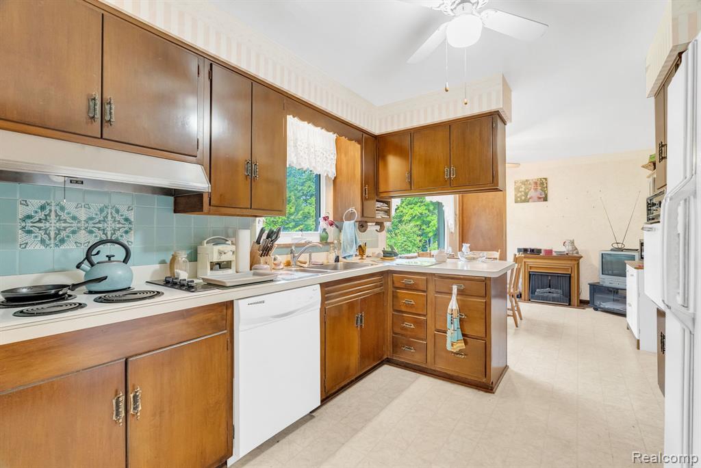 4320 Mar Moor Drive, Lansing, MI 48917 — Photo 2