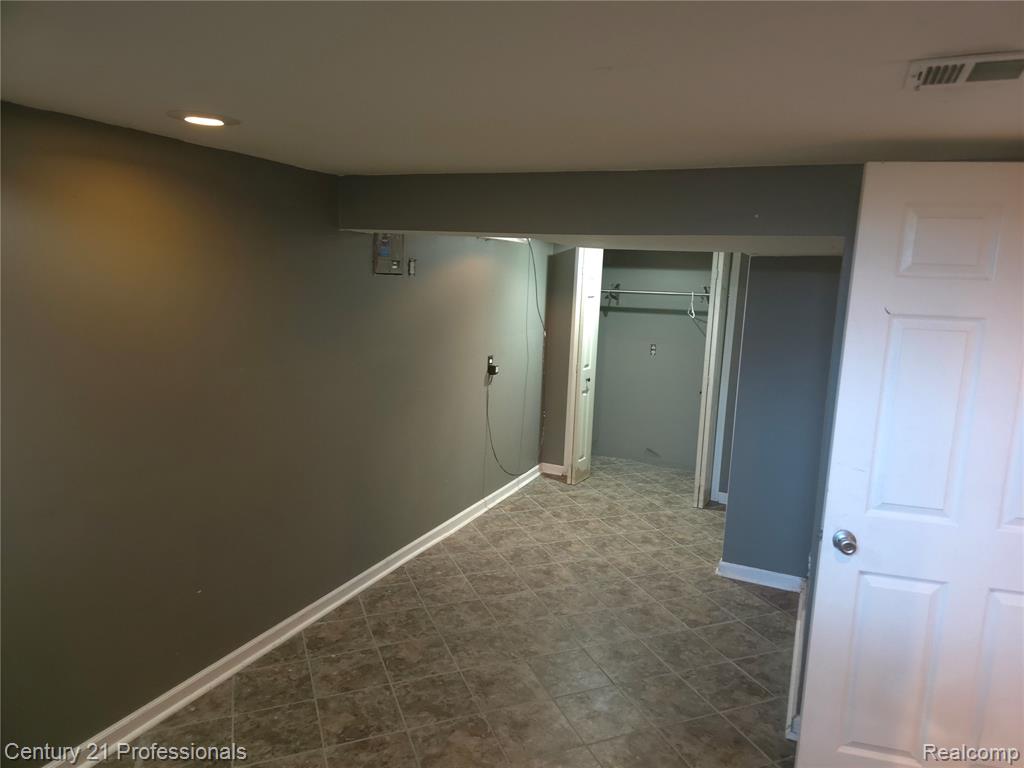 406 Woodlawn Avenue, Royal Oak, MI 48073 — Photo 12