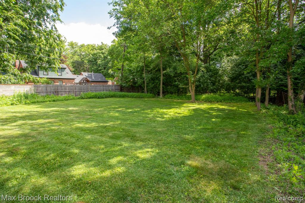 25830 Berkley Avenue, Huntington Woods, MI — Photo 40