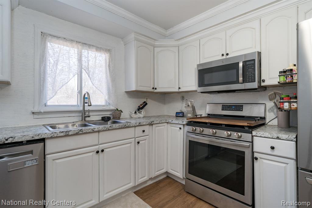 2654 Hatton Road, Auburn Hills, MI 48326 — Photo 15