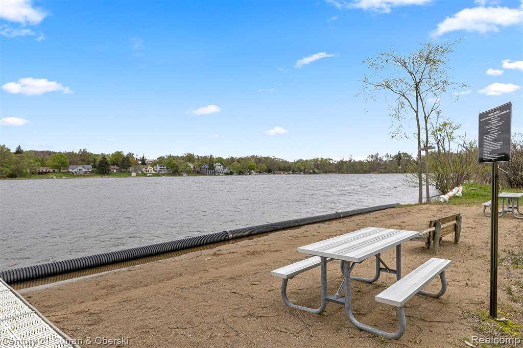 1424 Woodbridge Lane, Wixom, MI 48393 — Photo 9