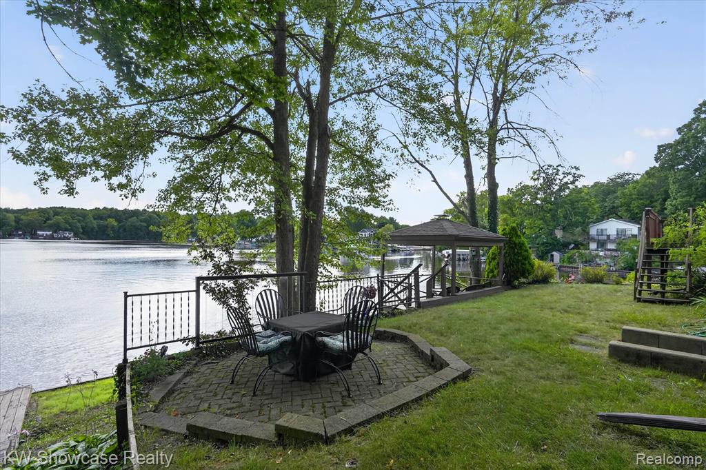 11438 RIVERBANK Lane, Pinckney, MI 48169 — Photo 37