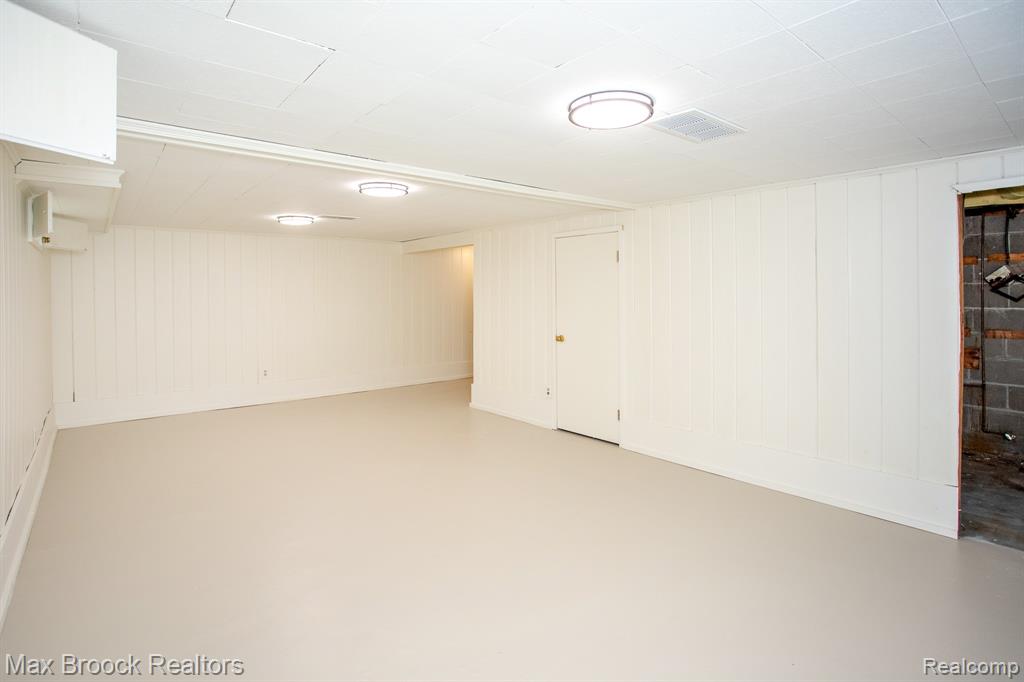 25830 Berkley Avenue, Huntington Woods, MI — Photo 36