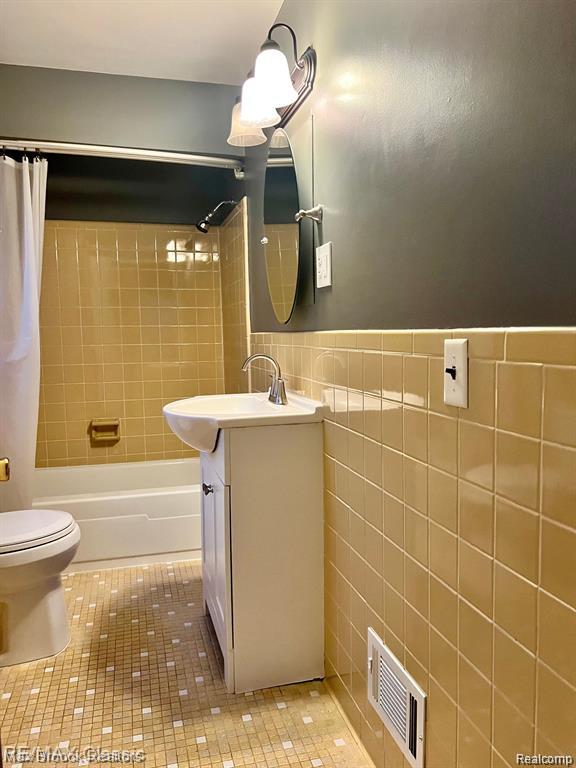 615 Leon Road, Walled Lake, MI 48390 — Photo 14