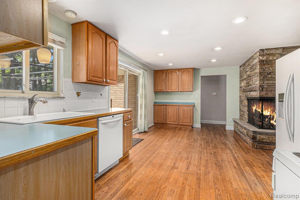 5559 Pleasant Drive, Waterford, MI 48329 — Photo 8