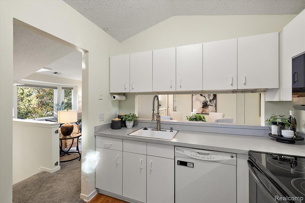 44800 Bayview Drive, 33, Novi, MI 48377 — Photo 18