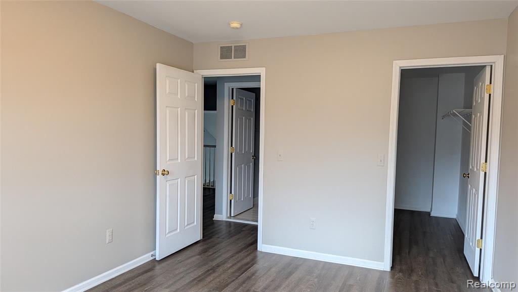 413 VILLAGE Drive, Walled Lake, MI 48390 — Photo 37