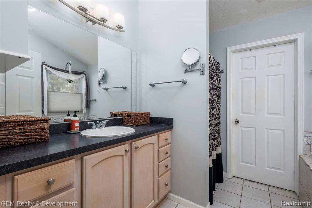 925 Sarah Road, Pinckney, MI 48169 — Photo 16