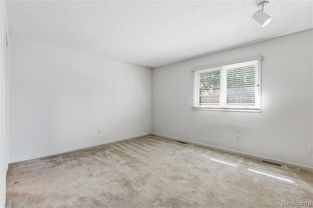 5736 Woodland View, Clarkston, MI — Photo 30