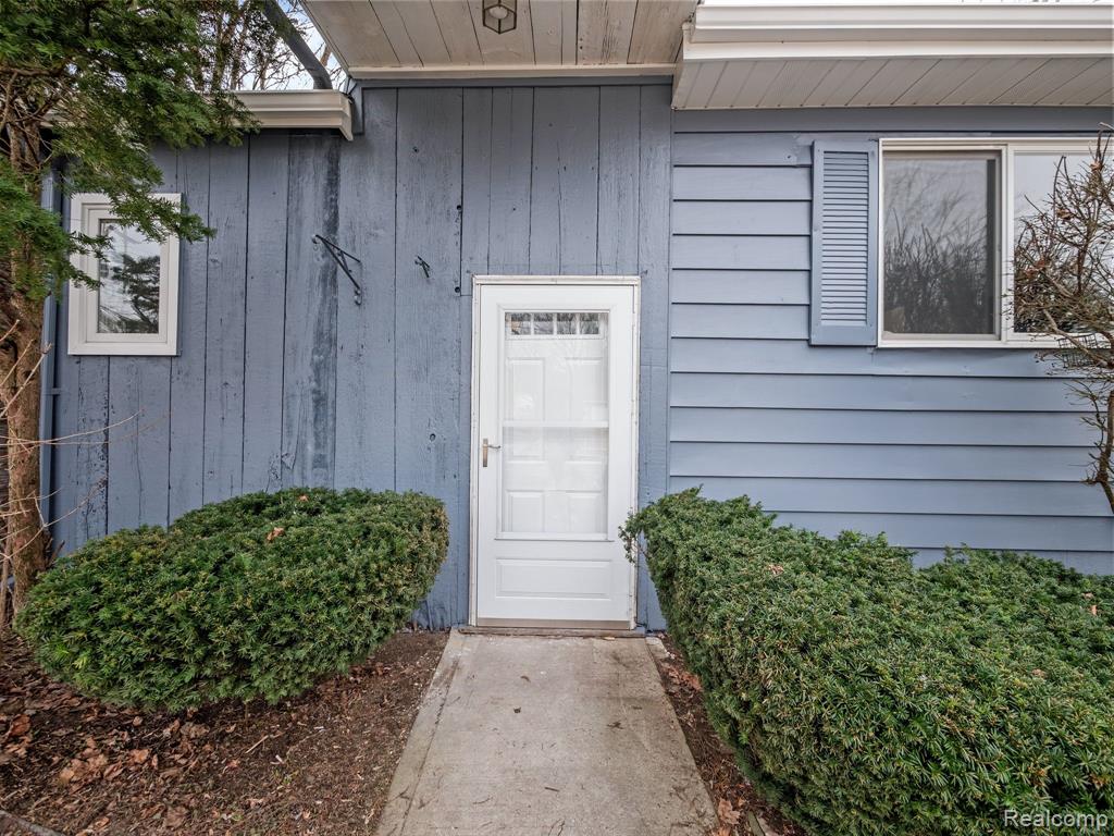 410 S Squirrel Road, Auburn Hills, MI 48326 — Photo 4