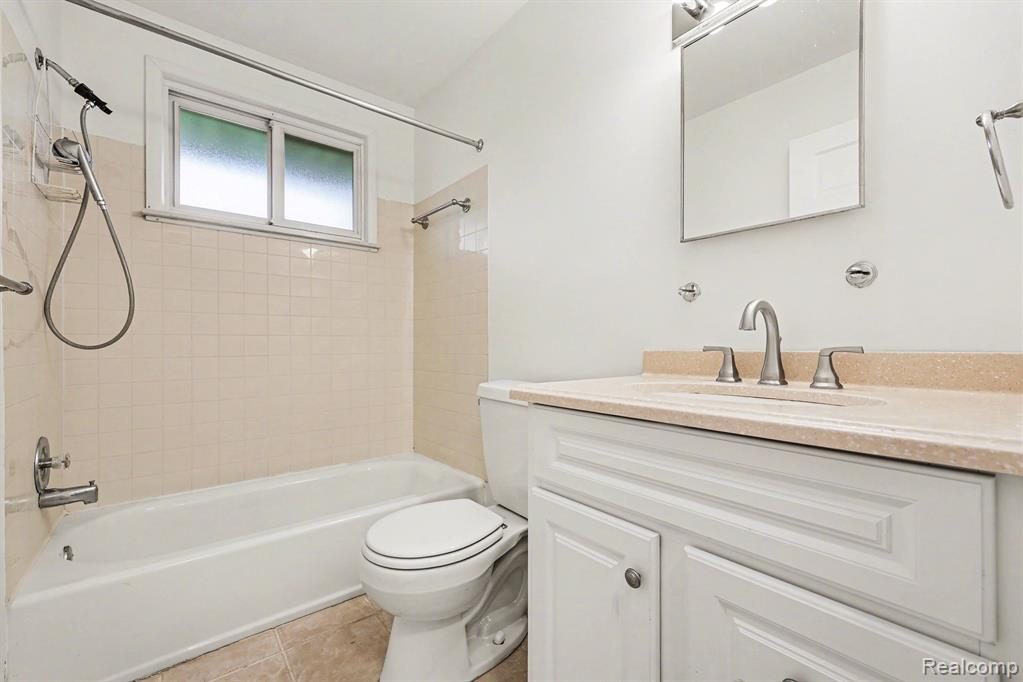 3688 Breaker Street, Waterford, MI 48329 — Photo 16