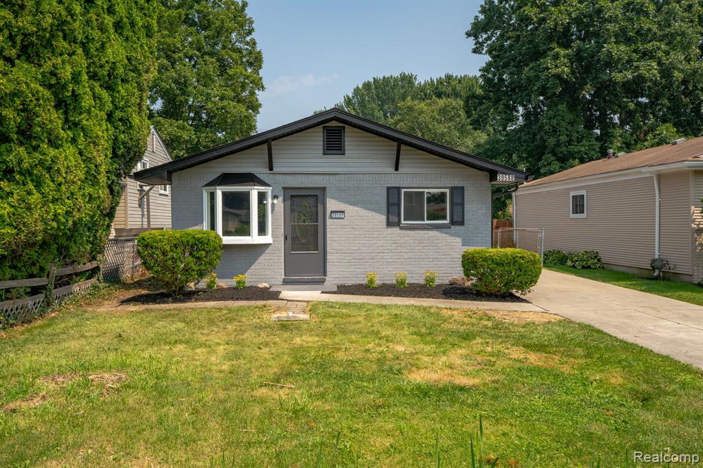 39588 Chart Street, Harrison Township, MI — Photo 2