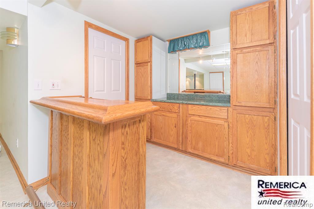 46206 LARCHMONT Drive, Canton, MI 48187 — Photo 43