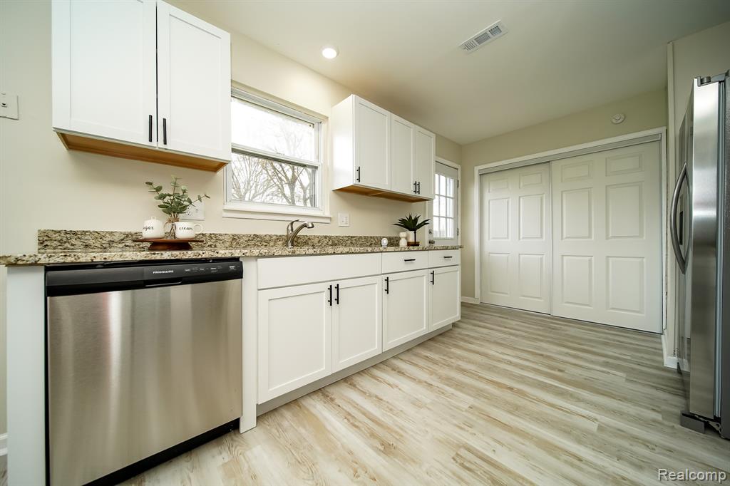 23817 Bredow Avenue, Trenton, MI 48174 — Photo 18