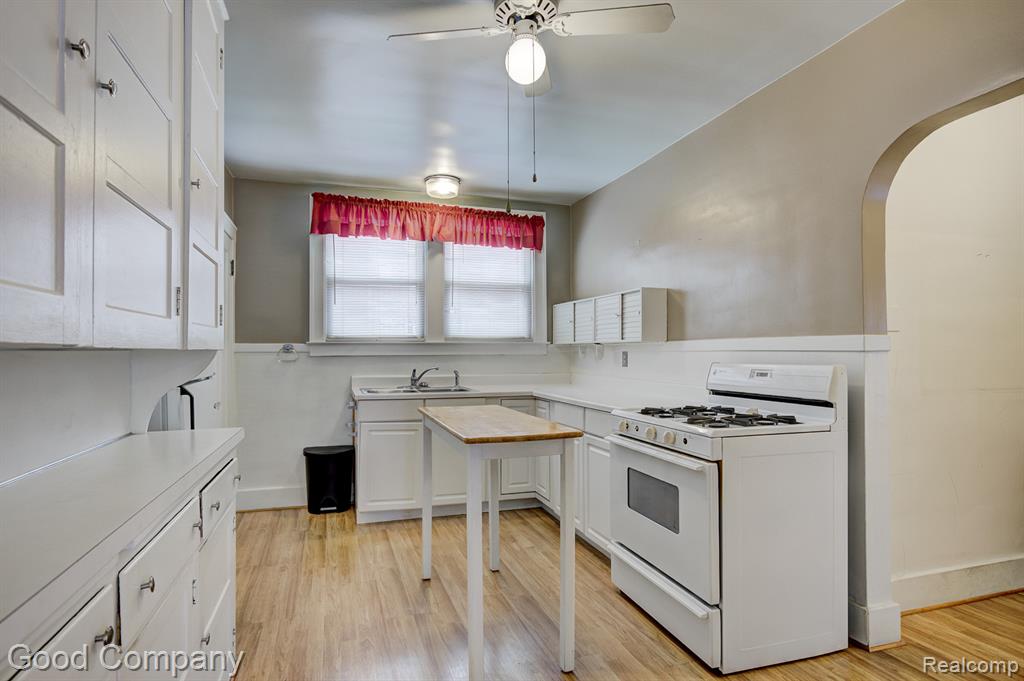 515 W Golden Gate, Highland Park, MI 48203 — Photo 8