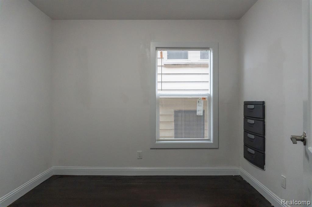 3927 SAINT CLAIR Street, Detroit, MI 48214 — Photo 3
