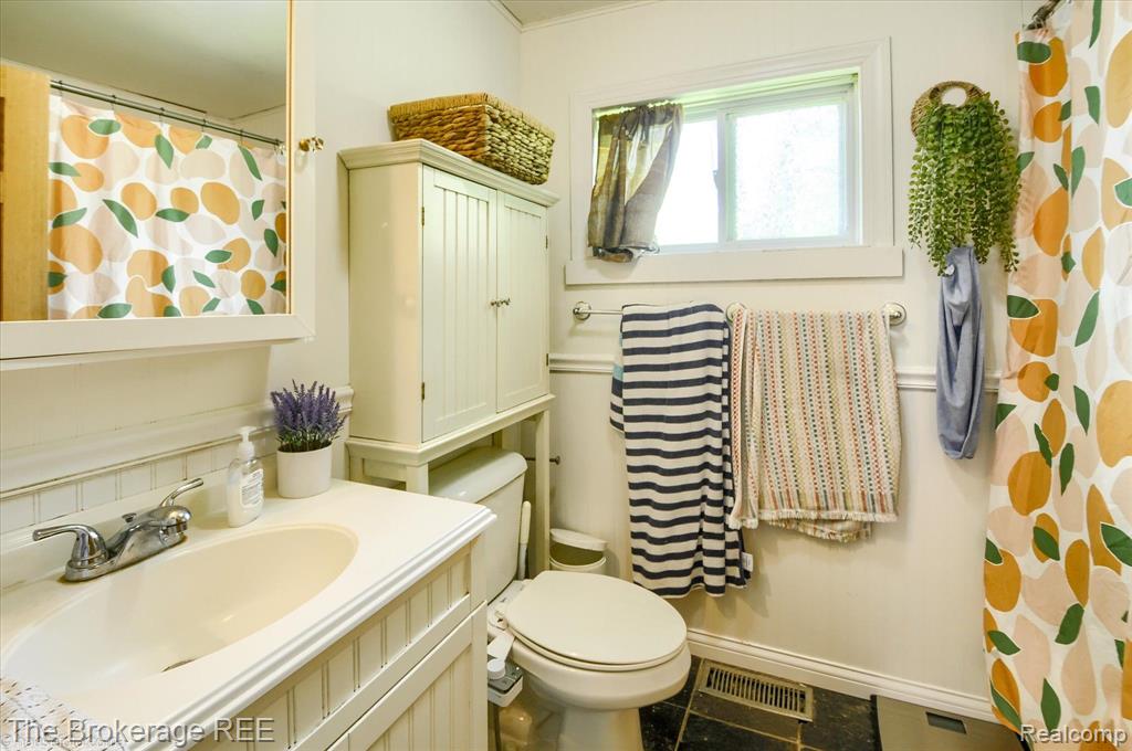 703 CEDARLAWN Road, Waterford, MI 48328 — Photo 16