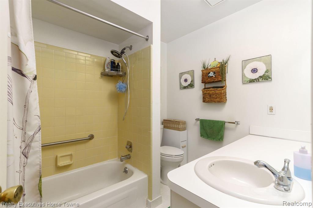 42509 ELDON Circle, Clinton Twp, MI 48038 — Photo 14