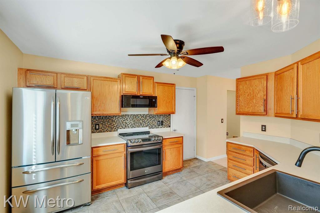 8590 BARRINGTON Drive, Ypsilanti, MI 48198 — Photo 24