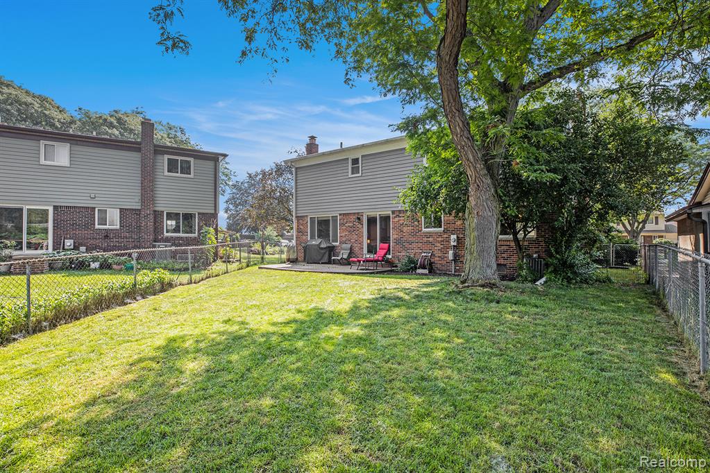 5049 Surrey Drive, Sterling Heights, MI 48310 — Photo 22