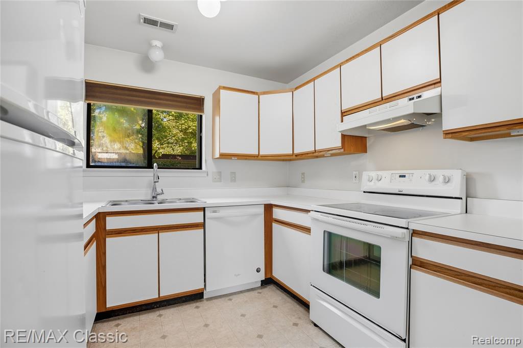 42670 Lilley Pointe Drive, Canton, MI 48187 — Photo 11
