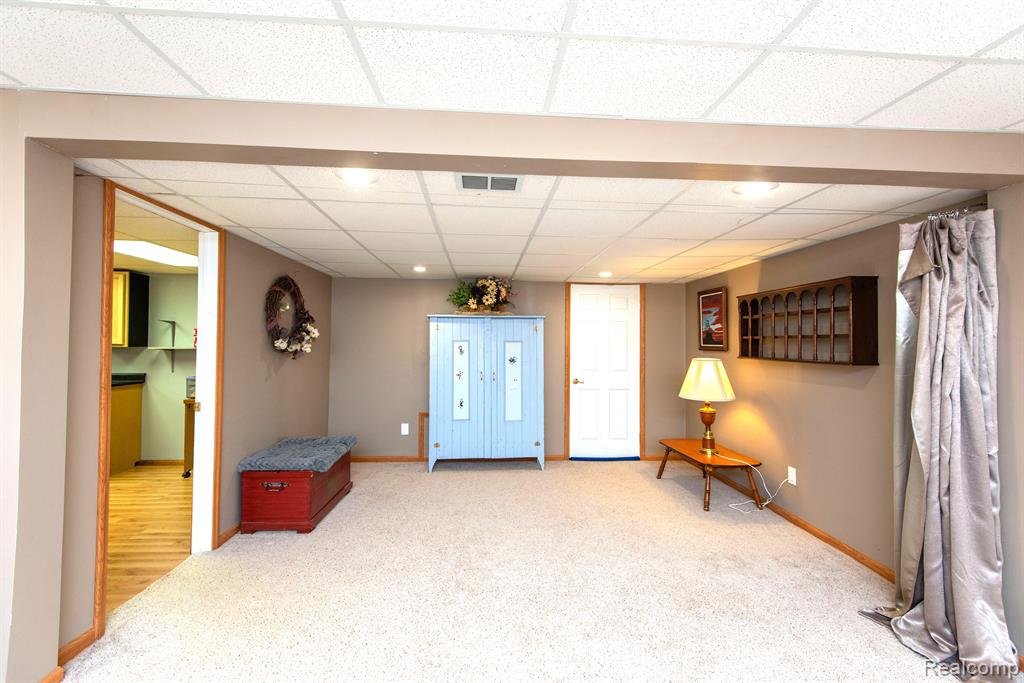 906 VILLAGE Drive, Davison, MI 48423 — Photo 39