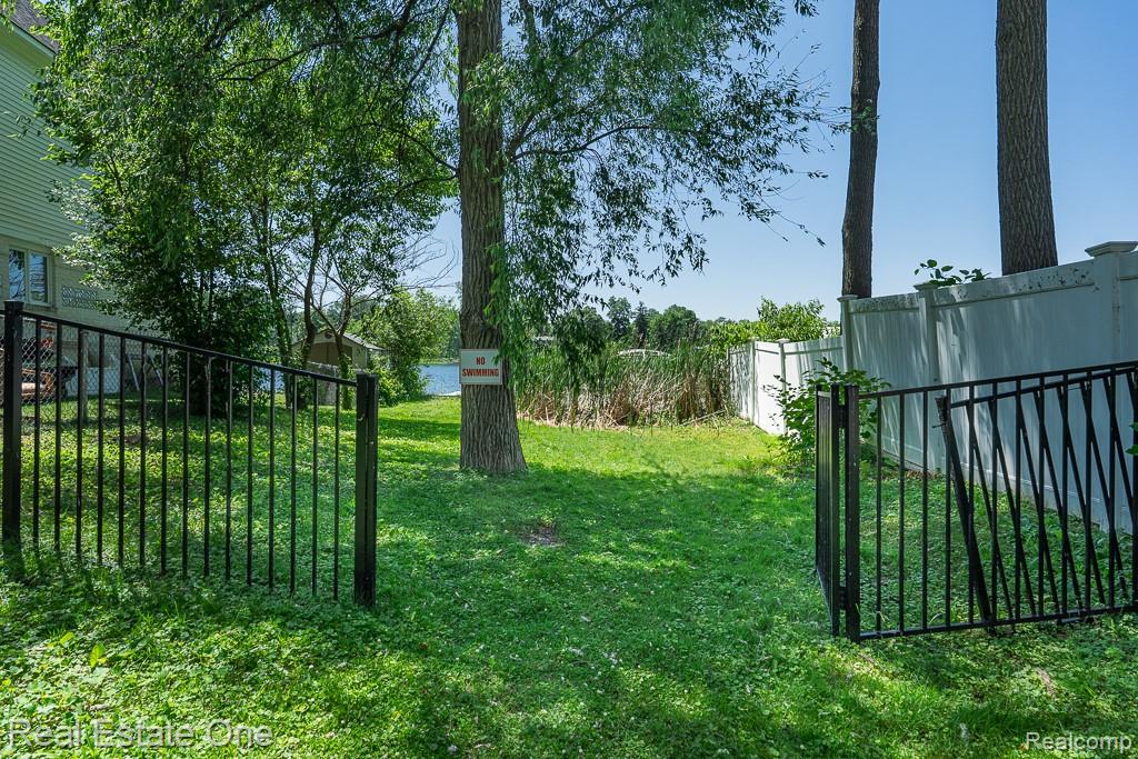 4644 Charest Avenue, Waterford, MI 48327 — Photo 9