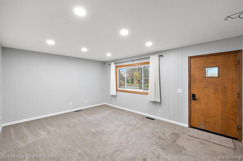 876 RIDGEMONT Street, Commerce Twp, MI 48382 — Photo 10