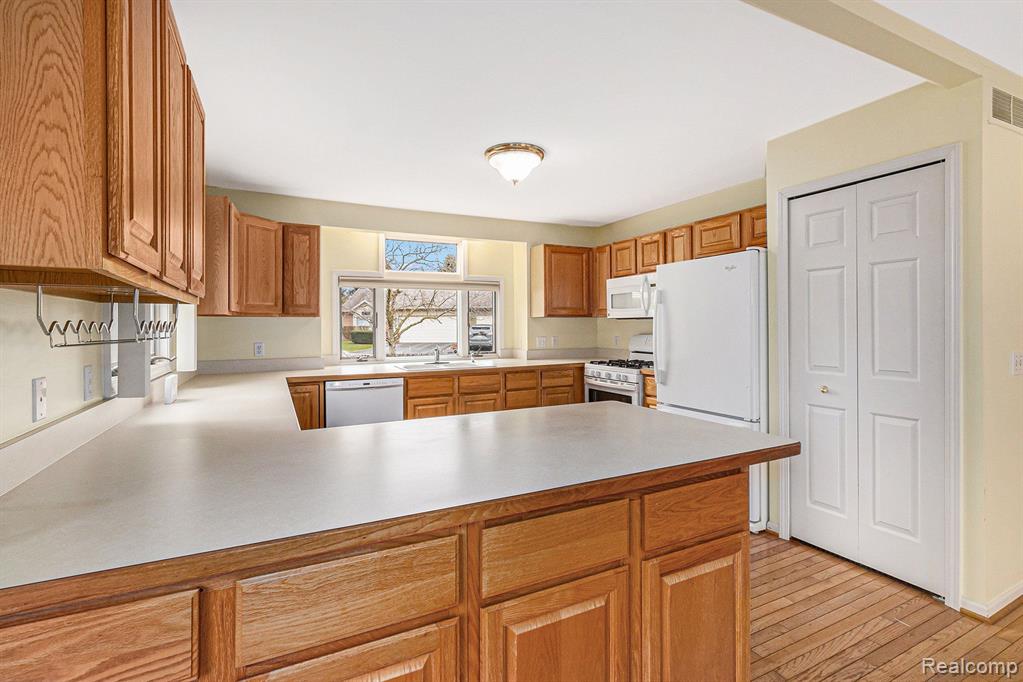 2250 WILLOW TREE Drive, Brighton, MI 48116 — Photo 6